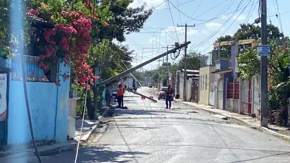 El poste quedó de lado, mientras que los cables se desconectaron de él El poste quedó de lado, mientras que los cables se desconectaron de él
