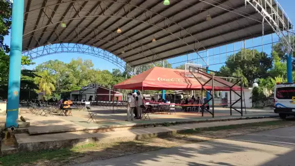 El domo lució con cerca de 10 personas al inicio de la vacunación anticovid en José María Morelos