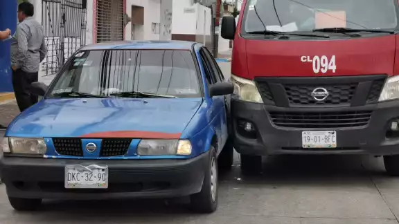 La combi terminó impactando contra un auto particular La combi terminó impactando contra un auto particular