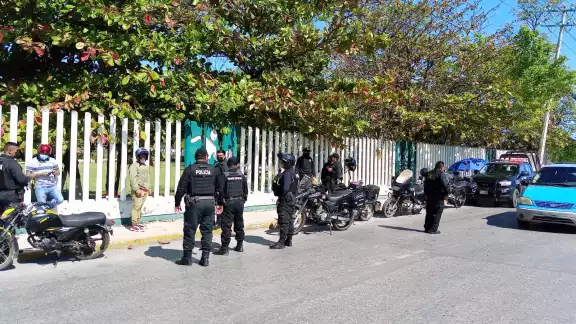 La policía revisó todos los documentos del vehículo La policía revisó todos los documentos del vehículo
