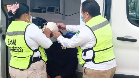 La lesión del oficial tuvo abundante hemorragia que los paramédicos controlaron, a pesar de lo fuerte no fue necesario llevarlo al hospital La lesión del oficial tuvo abundante hemorragia que los paramédicos controlaron, a pesar de lo fuerte no fue necesario llevarlo al hospital