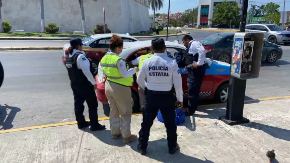 Paramédicos atendieron a la mujer, ya que se quejaba de dolor Paramédicos atendieron a la mujer, ya que se quejaba de dolor