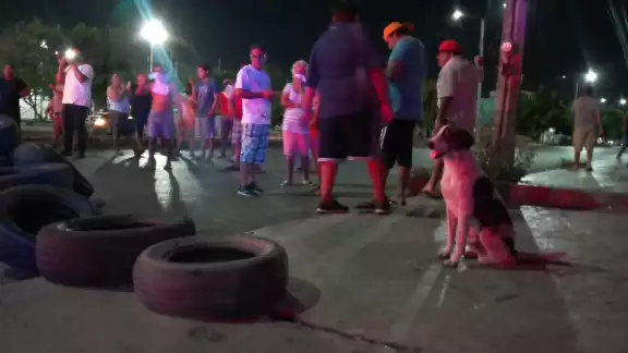 Habitantes de la Región 220 en Cancún se manifiestan por falta de luz