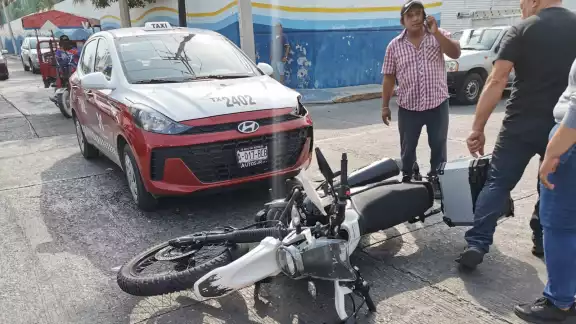 Evitan intervención policial tras accidente entre taxi y motocicleta