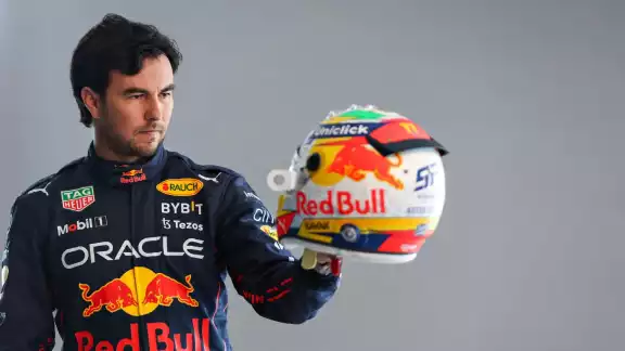 Checo Pérez podría renovar contrato con Red Bull para 2025 si cumple esta condición Checo Pérez podría renovar contrato con Red Bull para 2025 si cumple esta condición