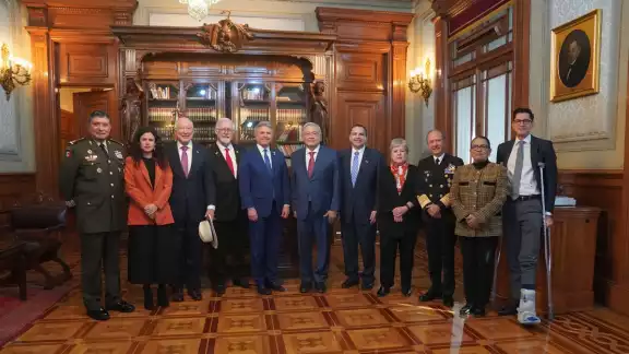 En la reunión con los congresistas asistieron miembros del Gabinete federal