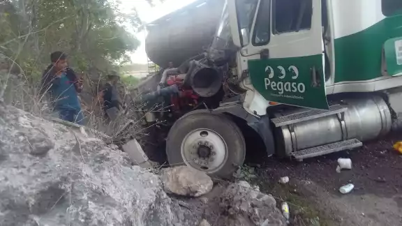 El tráiler bloqueó la carretera hacia Hopelchén El tráiler bloqueó la carretera hacia Hopelchén