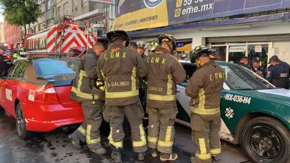 Los bomberos llegaron a la escuela para controlar la zona del incidente Los bomberos llegaron a la escuela para controlar la zona del incidente
