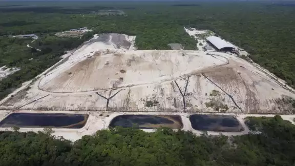 Únicamente Cancún genera diariamente más de mil 400 toneladas de basura todos los días. El Ayuntamiento fue multado por el mal manejo de este espacio Únicamente Cancún genera diariamente más de mil 400 toneladas de basura todos los días. El Ayuntamiento fue multado por el mal manejo de este espacio