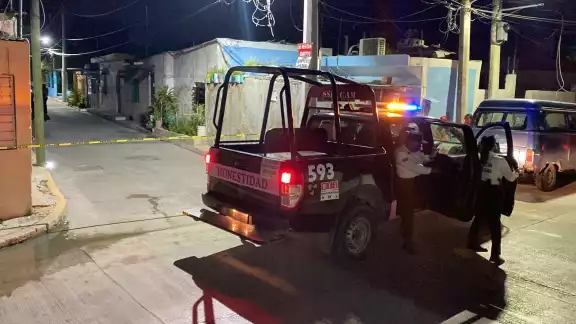 La policía acudió con cierta tardanza al lugar del incidente, lo que aprovecharon las agresoras para escapar de la casa. La policía acudió con cierta tardanza al lugar del incidente, lo que aprovecharon las agresoras para escapar de la casa.