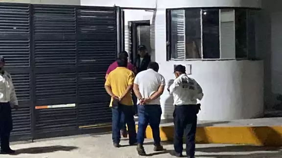 Además se decomisaron dos camionetas y un camión turístico Además se decomisaron dos camionetas y un camión turístico