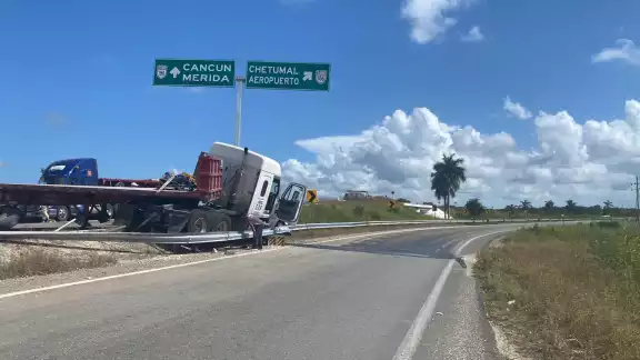 Quedó atravesado en el carril de subida del puente ubicado en el kilómetro 19 de la carretera federal 307