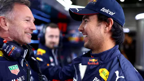 Checo Checo salió en la segunda posición donde su compañero de Red Bull, Max Verstappen Checo Checo salió en la segunda posición donde su compañero de Red Bull, Max Verstappen
