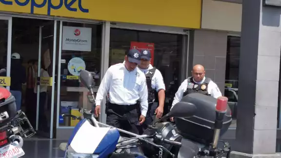 El agresor no fue detenido y abandonó el sitio sin dar declaraciones. El agresor no fue detenido y abandonó el sitio sin dar declaraciones.