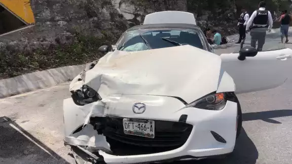 El frente del auto quedó con aparatosos daños materiales El frente del auto quedó con aparatosos daños materiales