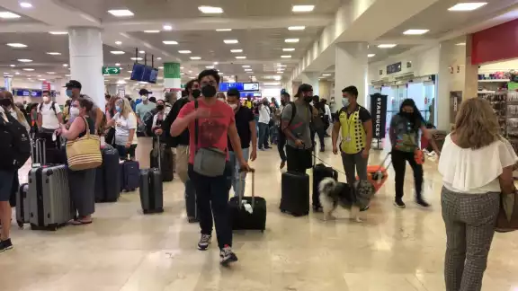 Previo al Domingo de Ramos, el aeropuerto de Cancún registra un flujo considerable de turistas en sus terminales