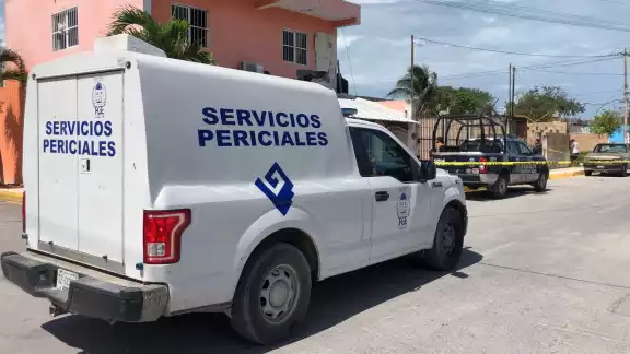 Personal del Semefo y Servicios Periciales acudieron a la Supermanzana 235 para el levantamiento del cuerpo Personal del Semefo y Servicios Periciales acudieron a la Supermanzana 235 para el levantamiento del cuerpo