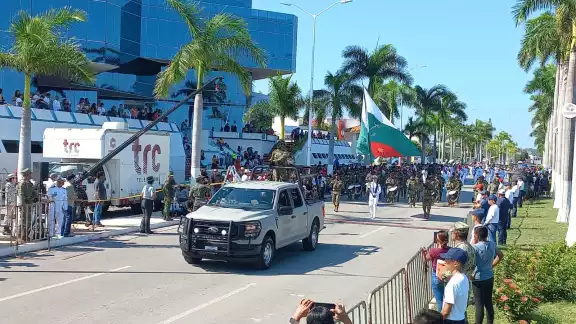El desfile se realiza en el Malecón de Campeche El desfile se realiza en el Malecón de Campeche