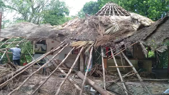 Existen dos palapas dentro de la zona arqueológica Existen dos palapas dentro de la zona arqueológica
