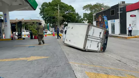 La camioneta de transporte de productos quedó volcada sobre la avenida Andrés Quintana Roo en Cancún, de donde fue retirada para llevarla al corralón La camioneta de transporte de productos quedó volcada sobre la avenida Andrés Quintana Roo en Cancún, de donde fue retirada para llevarla al corralón