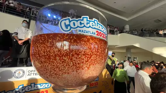 El coctel de camarón más grande del mundo se realizó en Mazatlán El coctel de camarón más grande del mundo se realizó en Mazatlán