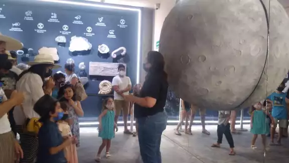Turistas recorren el Museo del Meteorito este fin de semana Turistas recorren el Museo del Meteorito este fin de semana