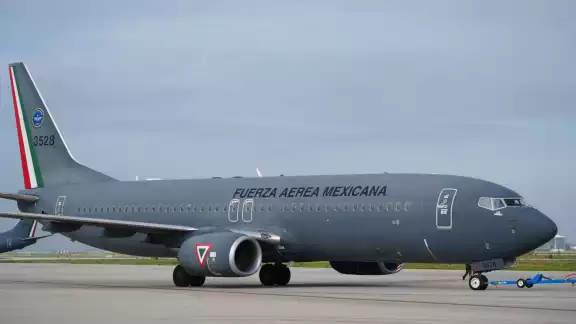El primer avión de la Fuerza Aérea Mexicana ya despegó hacia Israel El primer avión de la Fuerza Aérea Mexicana ya despegó hacia Israel