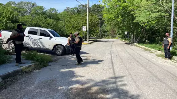 Autoridades estatales blindaron la entrada y salida de la mansión de Alito Moreno en Campeche Autoridades estatales blindaron la entrada y salida de la mansión de Alito Moreno en Campeche