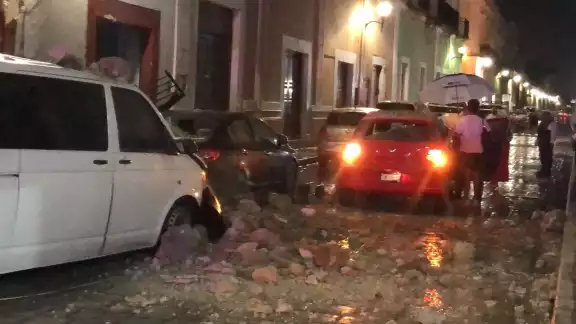 Derrumbe de tienda departamental deja autos dañados y caos vial en Campeche Derrumbe de tienda departamental deja autos dañados y caos vial en Campeche