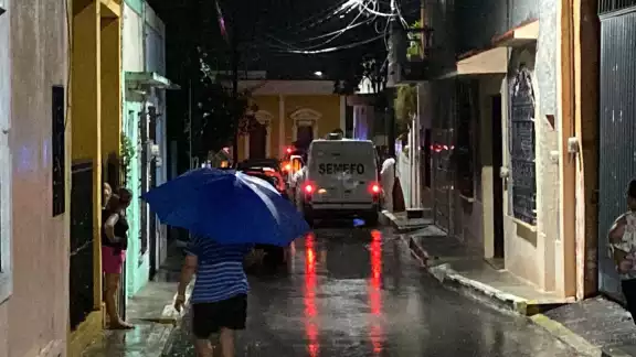 El Semefo se presentó al lugar para llevarse el cadaver del hombre que murió en su domicilio. Foto: Por Esto! El Semefo se presentó al lugar para llevarse el cadaver del hombre que murió en su domicilio. Foto: Por Esto!