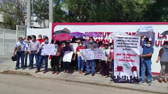 La manifestación pacífica se lleva a cabo debido a la falta de pago La manifestación pacífica se lleva a cabo debido a la falta de pago