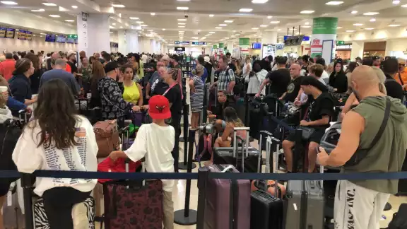 Largas filas se observan para poder hacer en check in