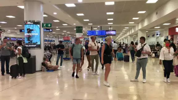 Algunas salidas del Aeropuerto de Cancún tienen como destinos ciertas ciudades del extranjero, como París, Ámsterdam y Londres Algunas salidas del Aeropuerto de Cancún tienen como destinos ciertas ciudades del extranjero, como París, Ámsterdam y Londres