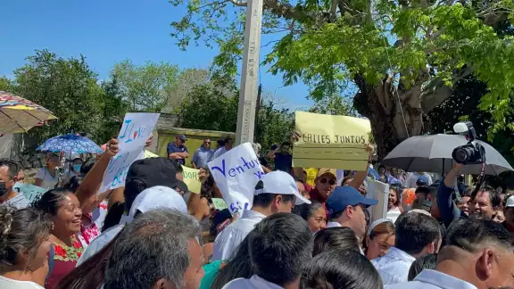 El gobernador Mauricio Vila recorrió las calles de Umán como parte de los trabajos realizados por el Gobierno de Yucatán El gobernador Mauricio Vila recorrió las calles de Umán como parte de los trabajos realizados por el Gobierno de Yucatán