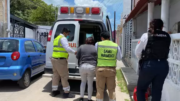Paramédicos atendieron a la mujer, ya que presentaba dolor en el cuerpo Paramédicos atendieron a la mujer, ya que presentaba dolor en el cuerpo