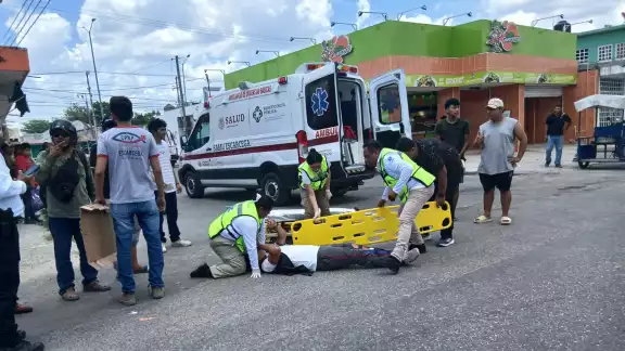 Choque en cruce peligroso deja a estudiante con herida en la pierna Choque en cruce peligroso deja a estudiante con herida en la pierna