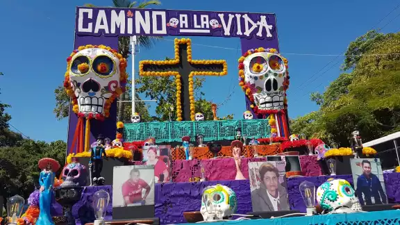 También se reporta cierres de calles en las entradas principales de los dos Panteones de la ciudad También se reporta cierres de calles en las entradas principales de los dos Panteones de la ciudad