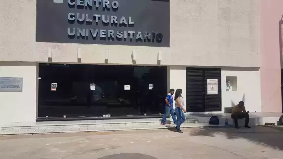 La sesión se llevó a cabo a puerta cerrada, ya que se esperaba que el Rector mande a sus aliados para reventar la asamblea
