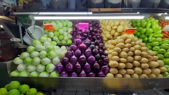 En esta semana el precio de jitomate oscila entre los 40 y 50 pesos en diversas tiendas en la ciudad