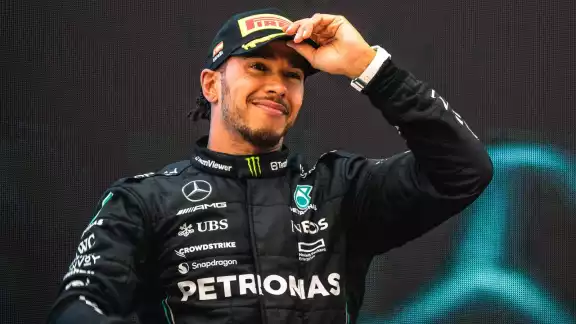Lewis Hamilton se queda con Mercedes en la F1 por dos temporadas más Lewis Hamilton se queda con Mercedes en la F1 por dos temporadas más