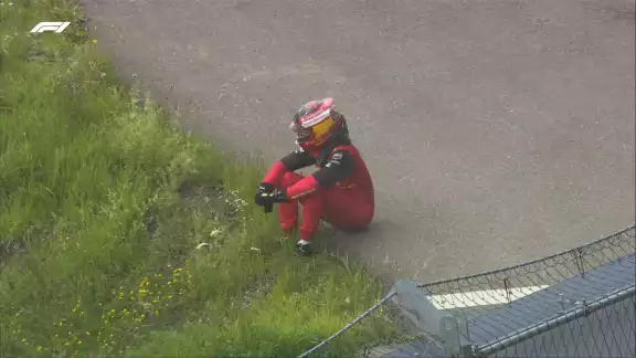 Carlos Sainz quedó sentado a la orilla de la pista, desilusionado de lo ocurrido Carlos Sainz quedó sentado a la orilla de la pista, desilusionado de lo ocurrido