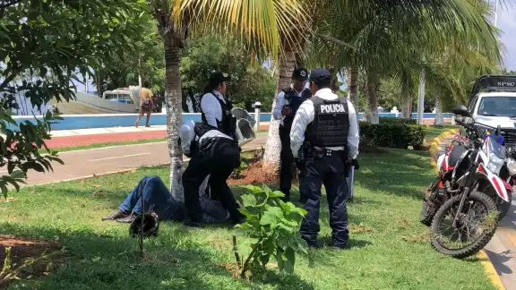 El motociclista perdió el control de su unidad hasta terminar en el pavimento