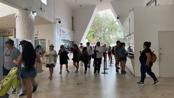Los turistas vienen desde diferentes lugares del país y extranjero Los turistas vienen desde diferentes lugares del país y extranjero
