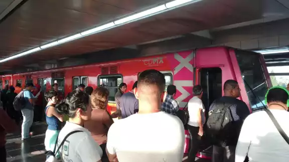 Se quedó un tren a la mitad del cambio de vías, no podía entrar ni salir ningún convoy a la terminal Se quedó un tren a la mitad del cambio de vías, no podía entrar ni salir ningún convoy a la terminal