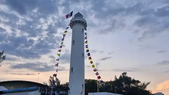Miles de familias se dan cita en el puerto para contemplar encuentros deportivos y culturales
