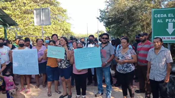 Los padres de familia amenazan con cerrar el plantel si no se atienden sus peticiones
Los padres de familia amenazan con cerrar el plantel si no se atienden sus peticiones