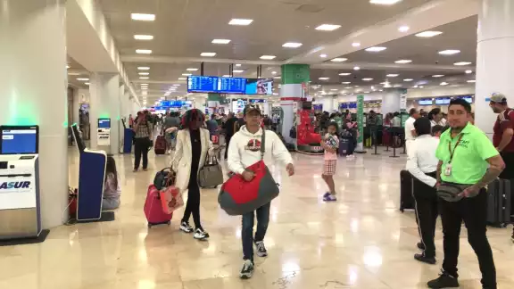 El aeropuerto de Cancún moviliza a miles de pasajeros al día El aeropuerto de Cancún moviliza a miles de pasajeros al día