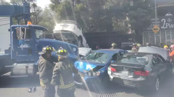 Una de las unidades particular terminó sobre otro automóvil tras ser impactados por un tráiler en la Ciudad de México Una de las unidades particular terminó sobre otro automóvil tras ser impactados por un tráiler en la Ciudad de México