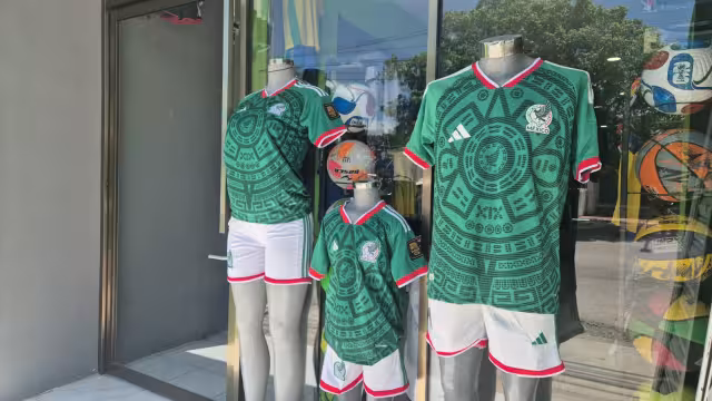 Más de 100 playeras vendidas en tiendas deportivas locales