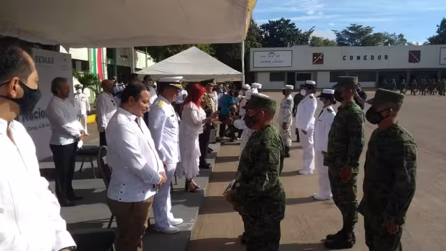 A los demás que recibieron ascenso los exhortó a cumplir sin titubear en defensa de la patria incluso con el sacrificio de la vida.